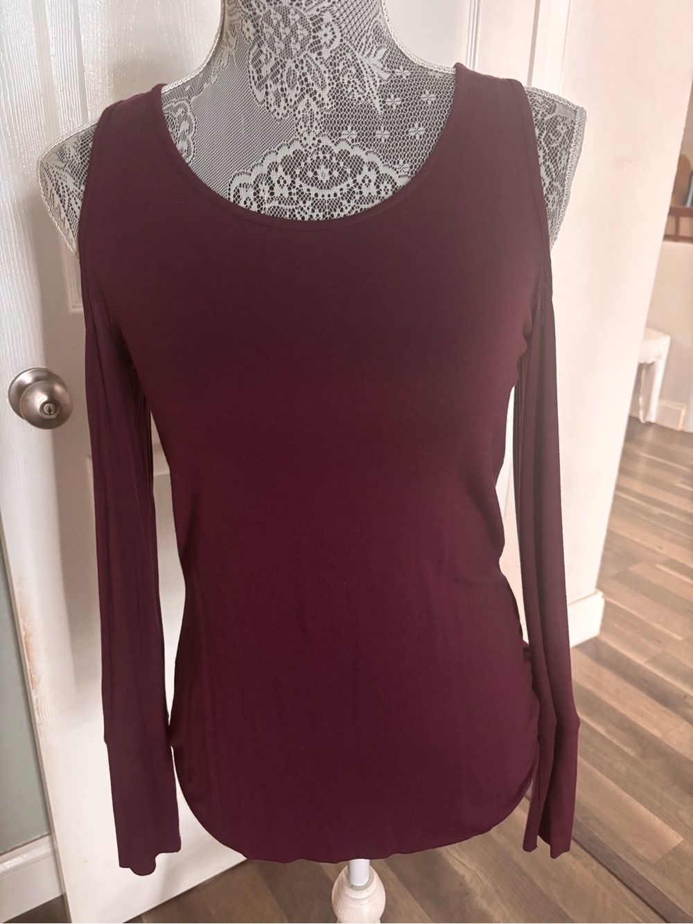 BAILEY/44 COLD SHOULDER TOP IN PLUM 💕 SZ M - Picture 4 of 9